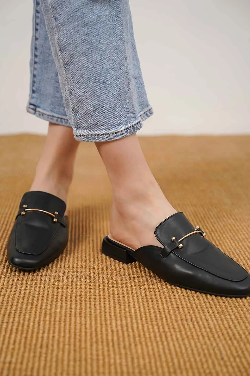 MINIMALIST MULES