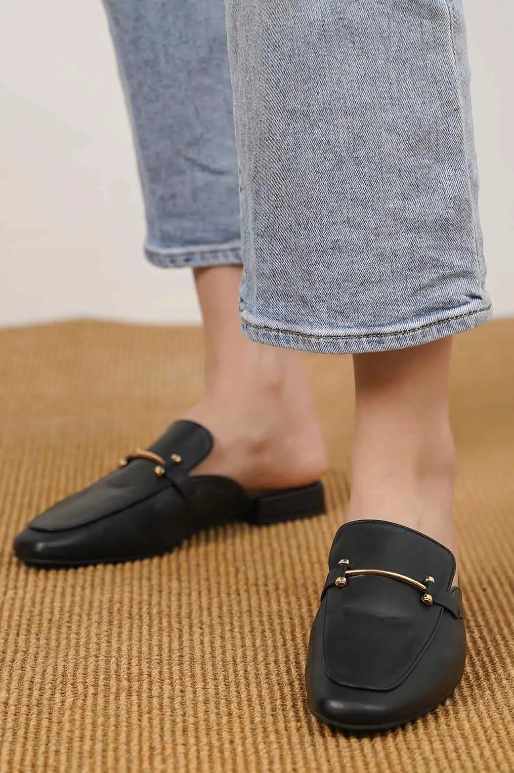MINIMALIST MULES