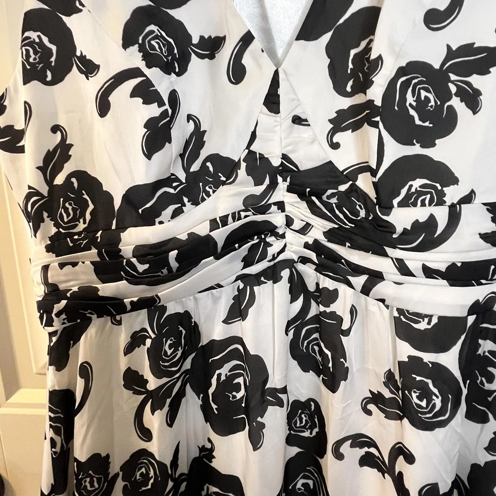 White House Black Market Elegant Black and White Floral Summer Dress Size 4